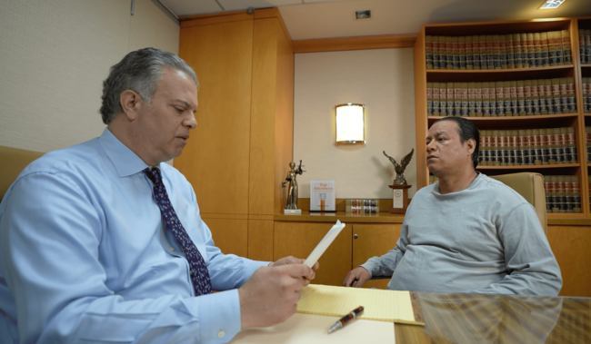 WSAT Law abogado hablando con un cliente en la oficina en Manhattan